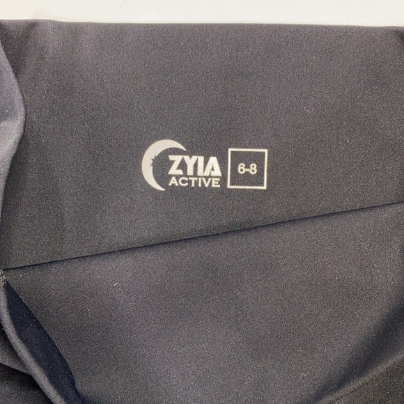 Zyia Active Cropped Leopard Print Crop Leggings/Capri With Pockets - Picture 7 of 9